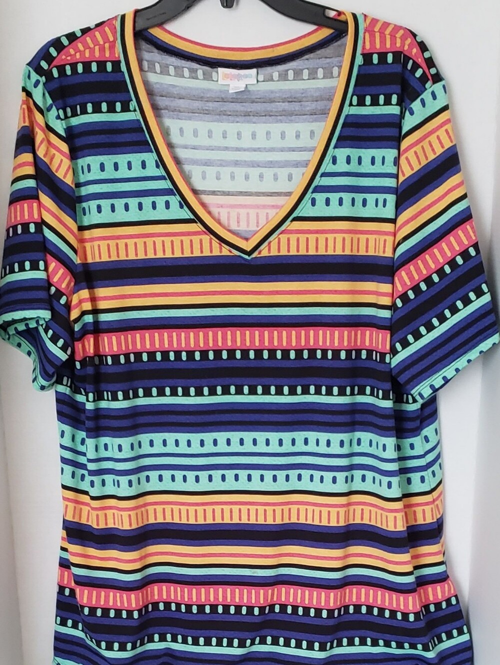 LuLaRoe Women's XL Top VibrantMulticolor Striped Classic V-Neck Short Sleeve